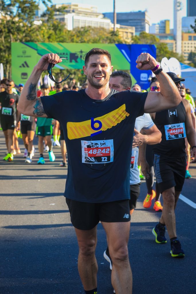 Famosos participam da Maratona do Rio e usam acessórios comprometedores