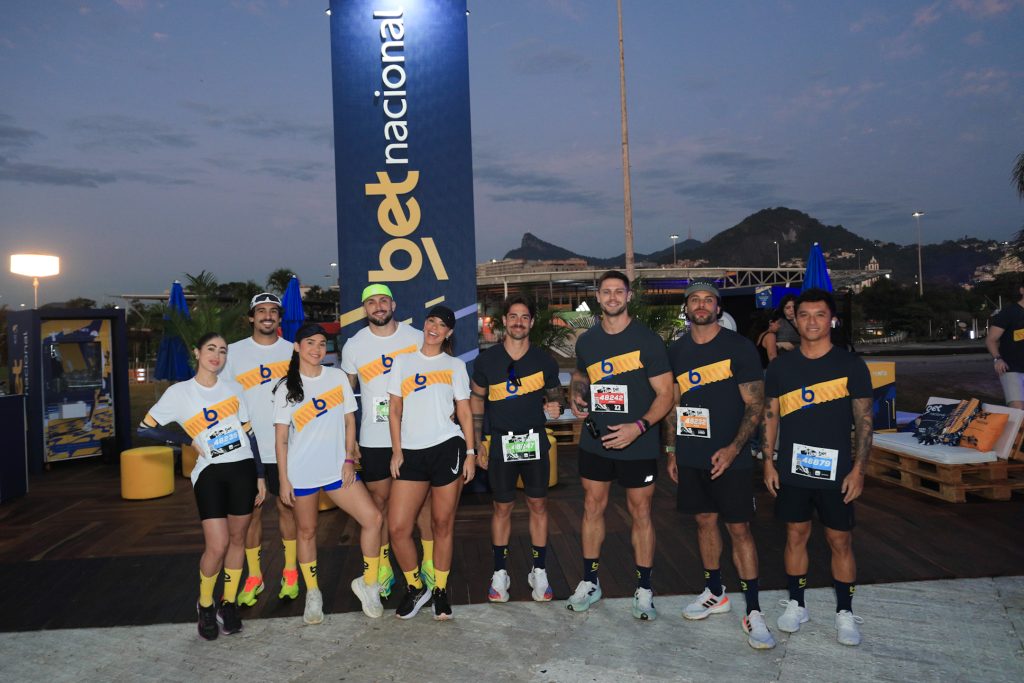 Famosos participam da Maratona do Rio e usam acessórios comprometedores