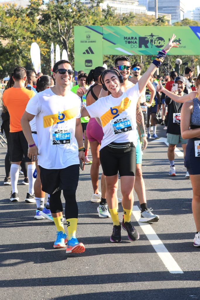 Famosos participam da Maratona do Rio e usam acessórios comprometedores