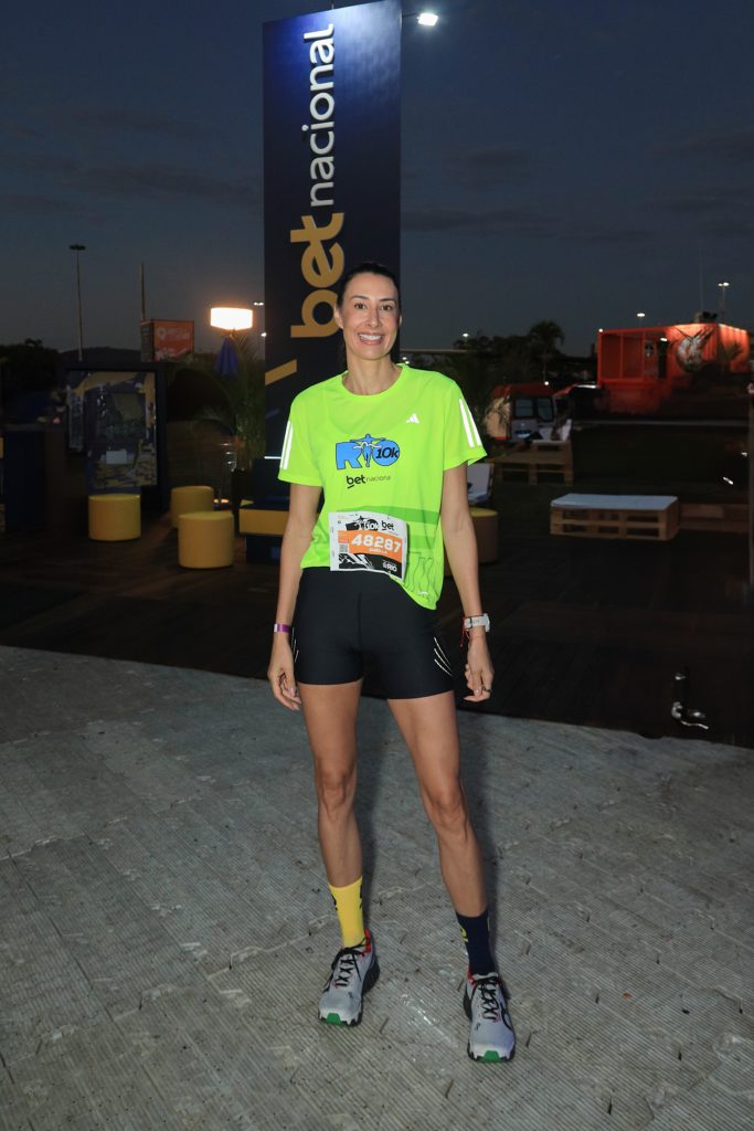 Famosos participam da Maratona do Rio e usam acessórios comprometedores