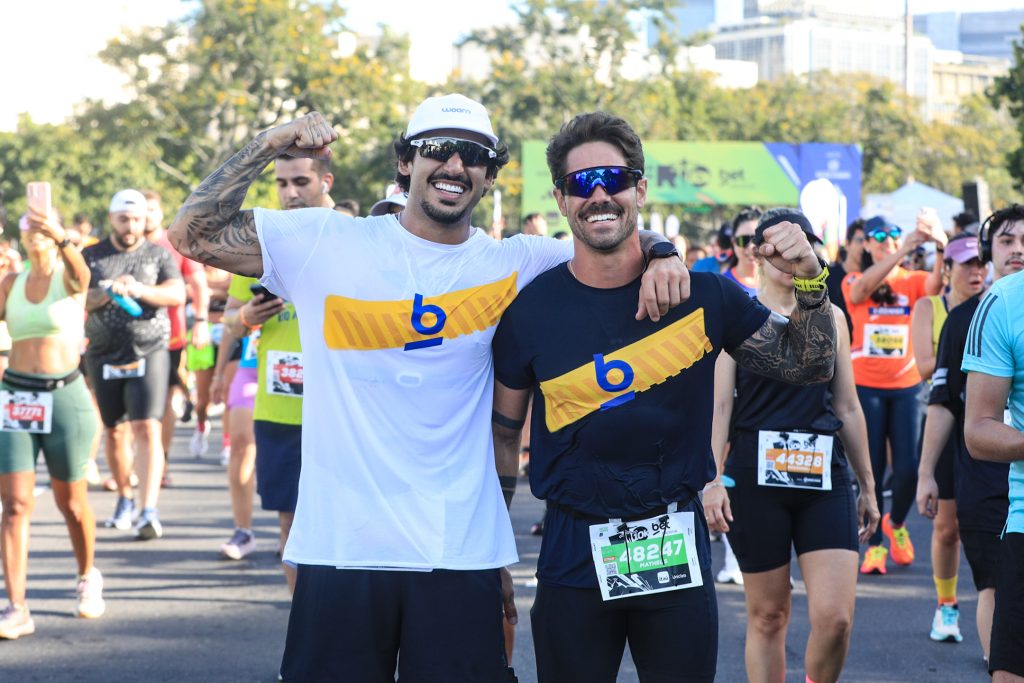 Famosos participam da Maratona do Rio e usam acessórios comprometedores