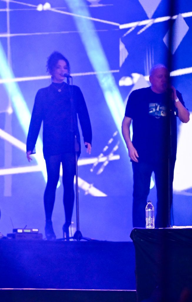 Backing vocal, que teve falas polêmicas, se apresenta com Zezé di Camargo em Caruaru