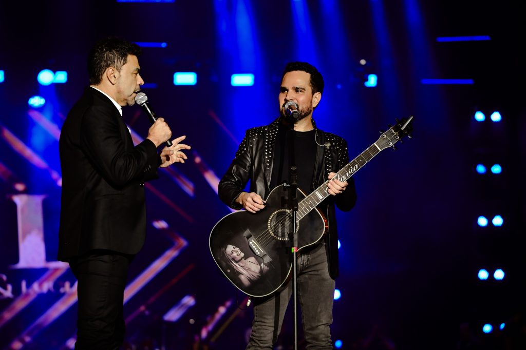 Backing vocal, que teve falas polêmicas, se apresenta com Zezé di Camargo em Caruaru