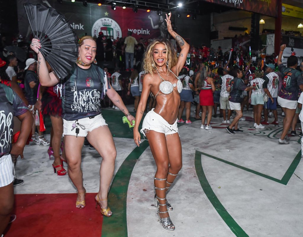 Brunna Gonçalves exibe barriga sarada após perder 18kg 