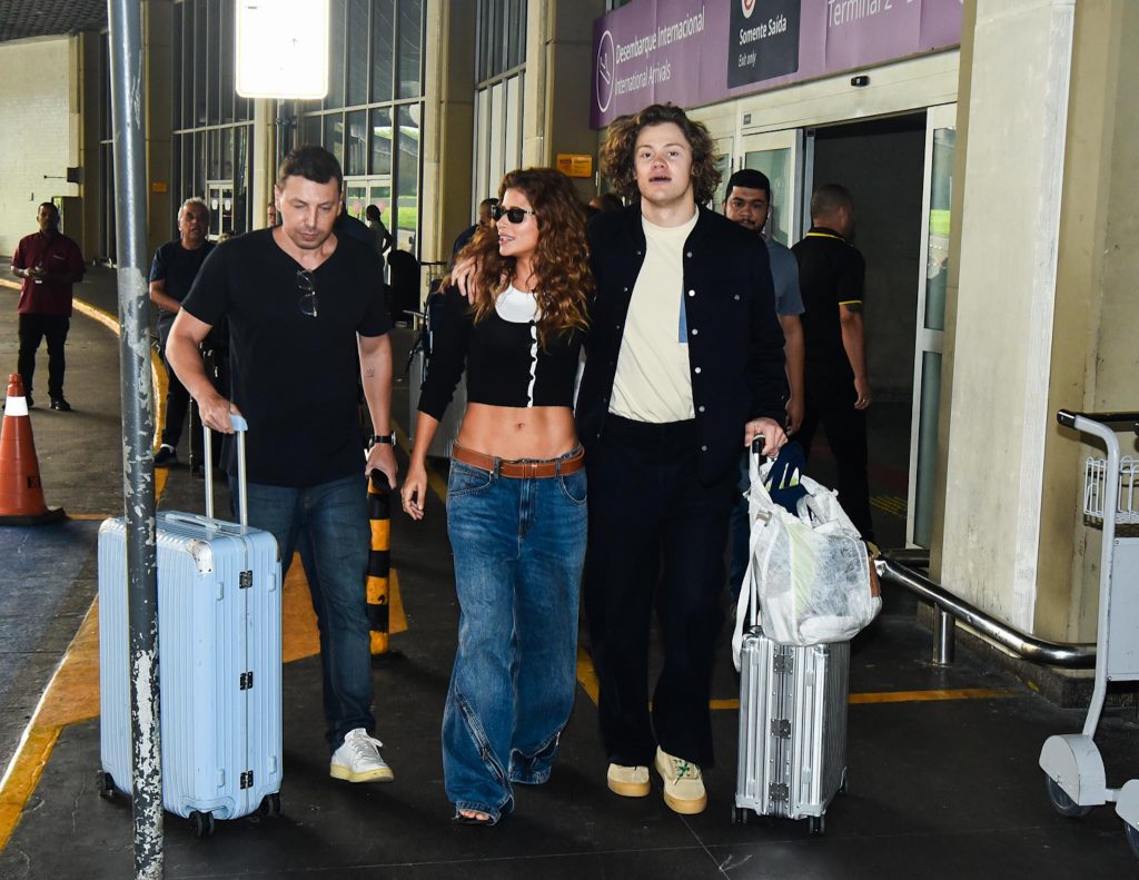 Após medalha inédita para o Brasil, Lucas Pinheiro é recepcionado por Isadora Cruz
