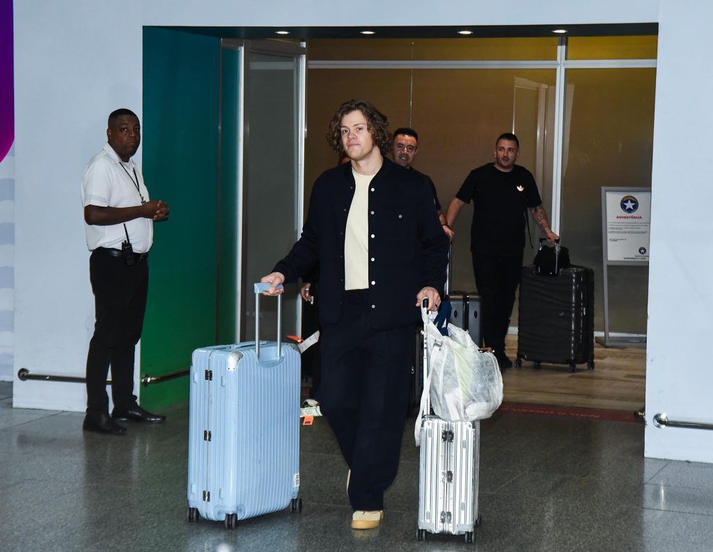 Após medalha inédita para o Brasil, Lucas Pinheiro é recepcionado por Isadora Cruz