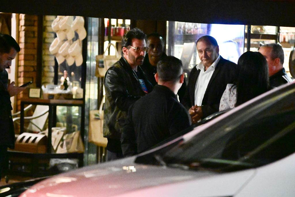Henri Castelli é clicado com mulher em restaurante