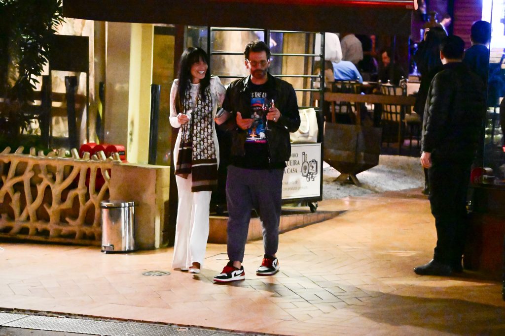 Henri Castelli é clicado com mulher em restaurante
