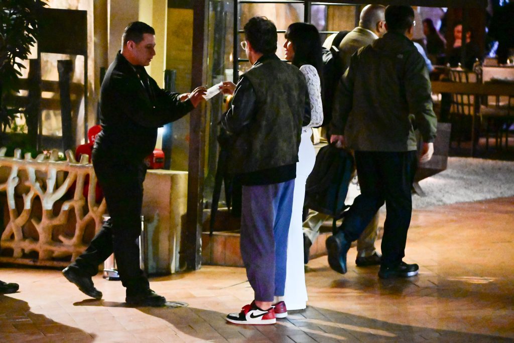 Henri Castelli é clicado com mulher em restaurante