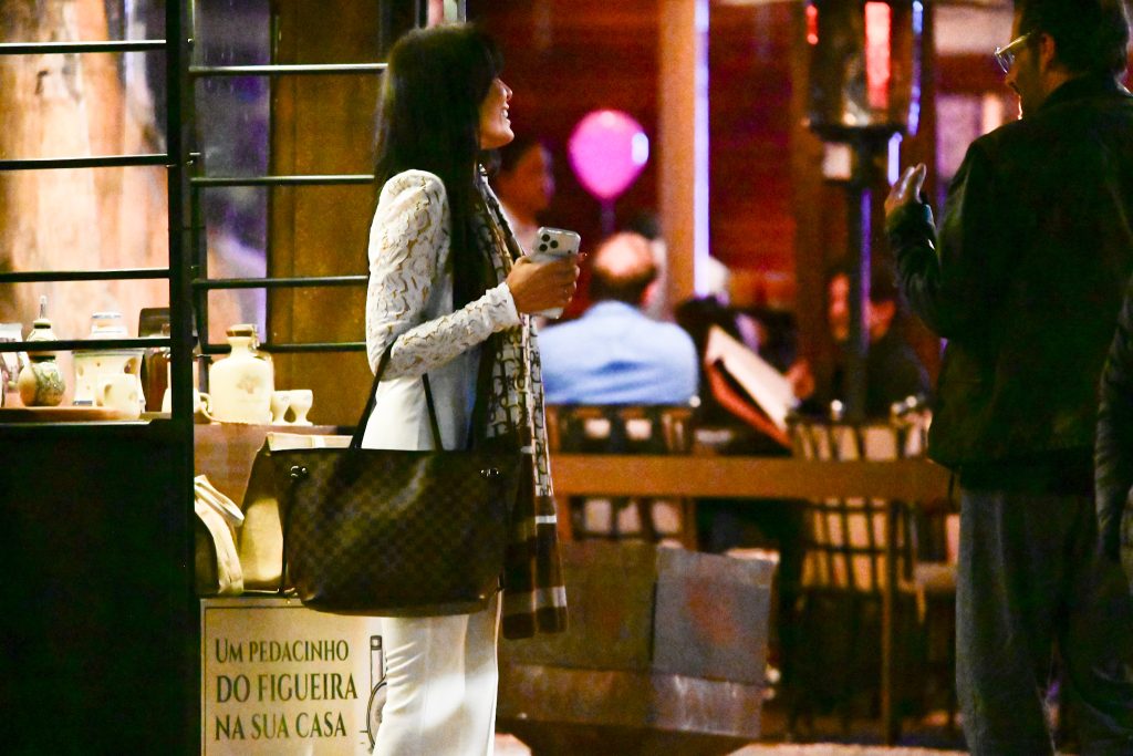 Henri Castelli é clicado com mulher em restaurante