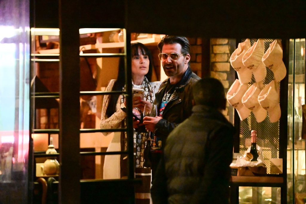 Henri Castelli é clicado com mulher em restaurante