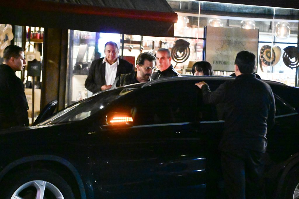 Henri Castelli é clicado com mulher em restaurante
