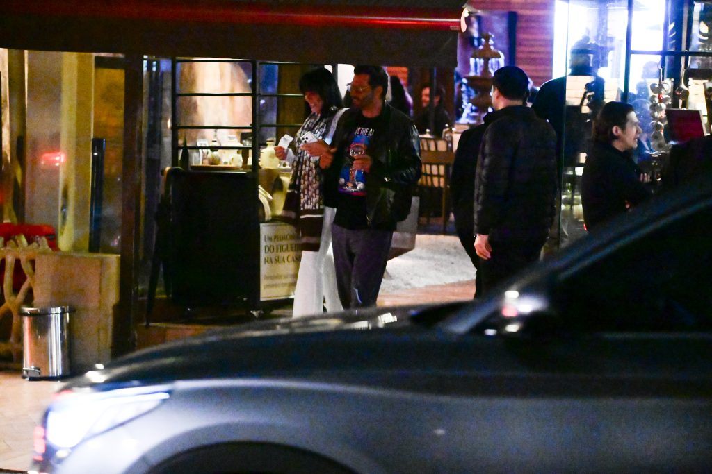 Henri Castelli é clicado com mulher em restaurante