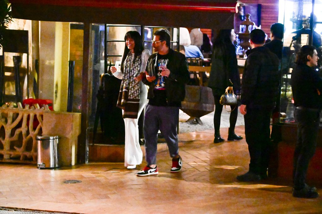 Henri Castelli é clicado com mulher em restaurante