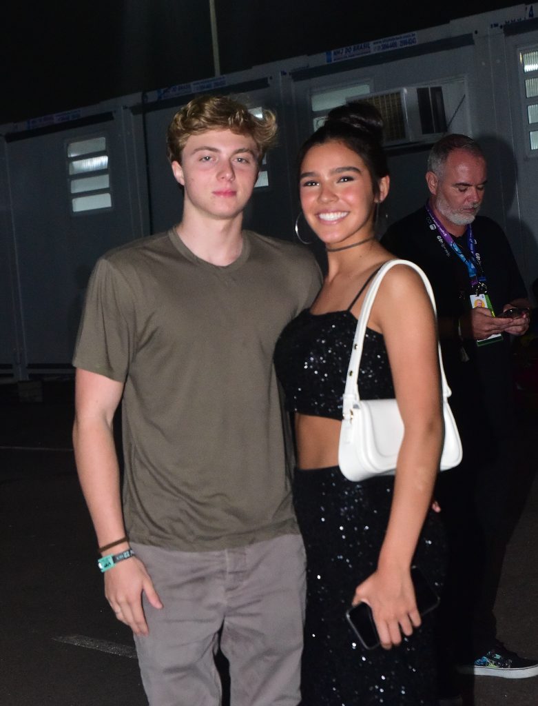 Filho de Luciano Huck beija a namorada no Rock in Rio 2024