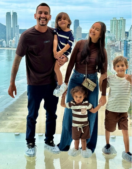 Influenciadora morre aos 33 anos e deixa 3 filhos