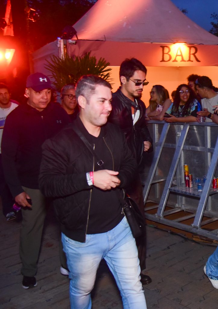 Danilo Mesquita é perguntado sobre romance com Anitta